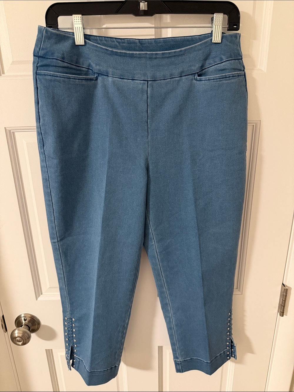 Lulu-B Bangladine rhinestone-embellished pull-on capri jeans light denim Size 8